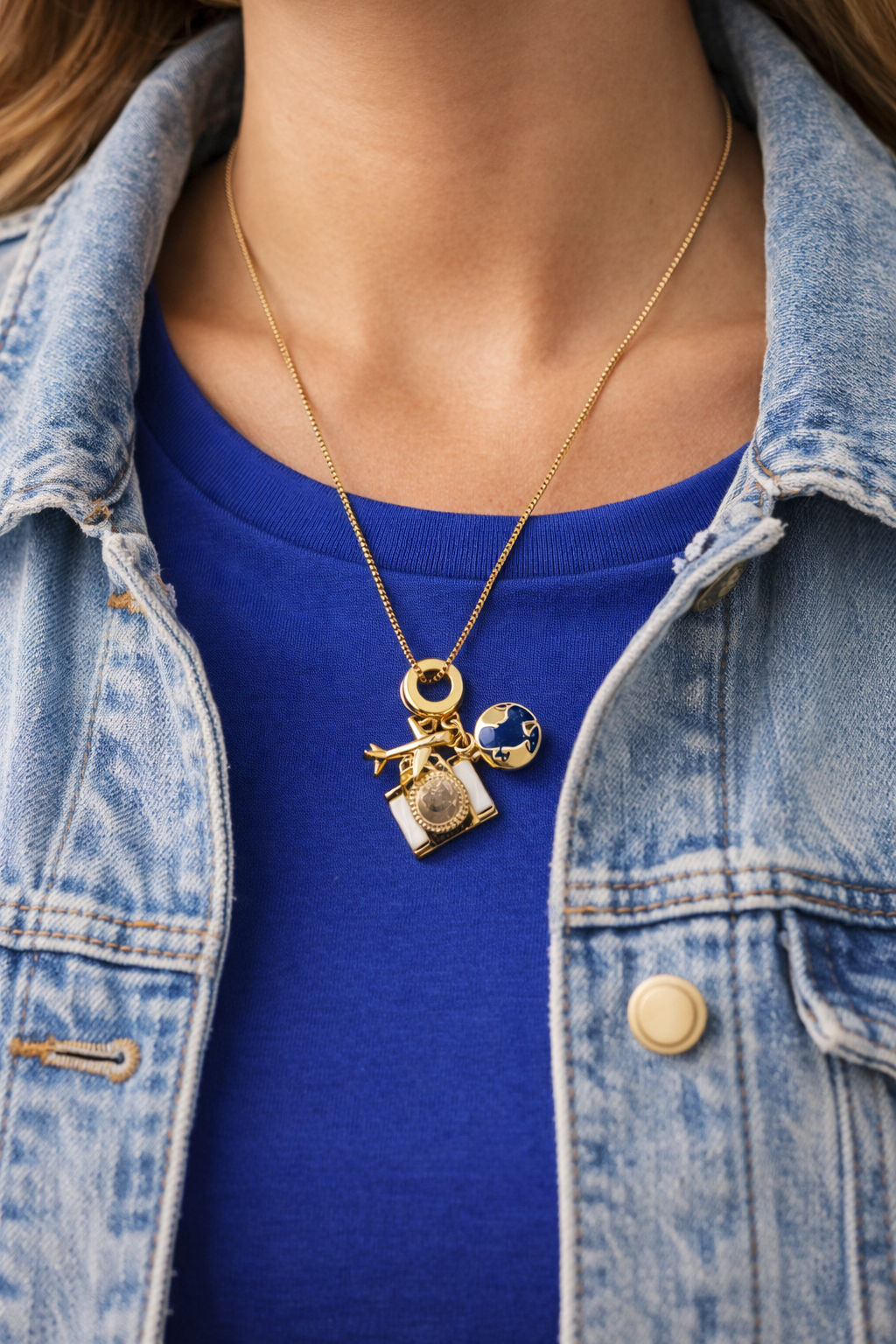 Golden Charm Necklace – Elegant & Unique